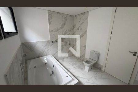 Casa à venda com 845m², 4 quartos e 6 vagasBanheiro quarto 3