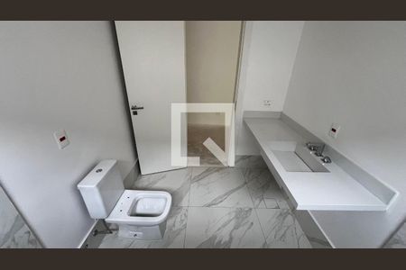 Casa à venda com 845m², 4 quartos e 6 vagasBanheiro quarto 3