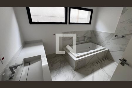 Casa à venda com 845m², 4 quartos e 6 vagasBanheiro quarto 3