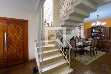 Casa à venda com 196m², 3 quartos e 2 vagasEscada