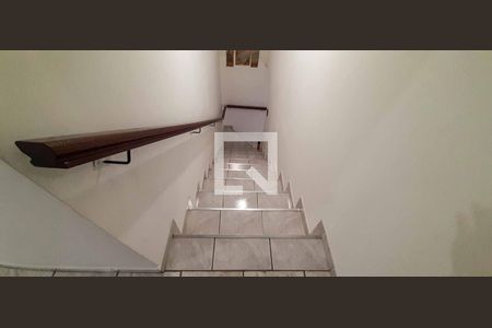 Casa à venda com 241m², 3 quartos e 2 vagasEscada