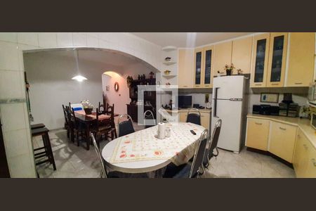 Casa à venda com 241m², 3 quartos e 2 vagasCozinha