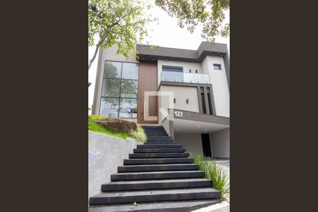 Casa de condomínio à venda com 275m², 3 quartos e 4 vagas Casa de condomínio à venda com 275m², 3 quartos e 4 vagasFachada
