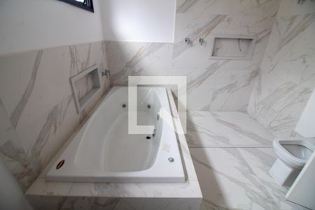 Casa à venda com 850m², 4 quartos e 6 vagasBanheiro da Suíte 4 - Senhora