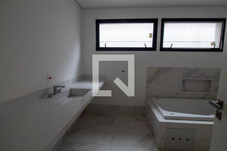 Casa à venda com 849m², 4 quartos e 6 vagasBanheiro da Suíte 4 - Senhora