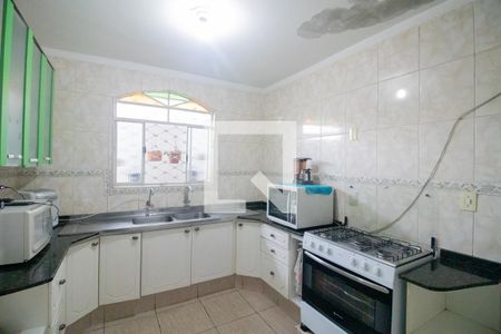 Casa à venda com 360m², 3 quartos e 3 vagas Casa à venda com 360m², 3 quartos e 3 vagasCozinha e Área de Serviço