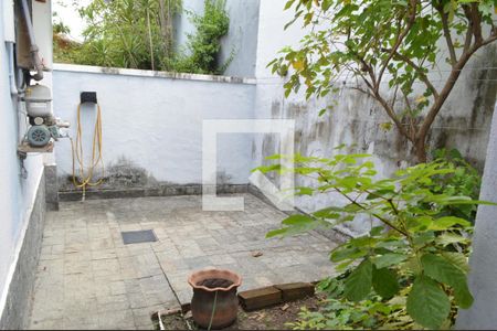 Casa de condomínio à venda com 210m², 4 quartos e 2 vagasQuintal