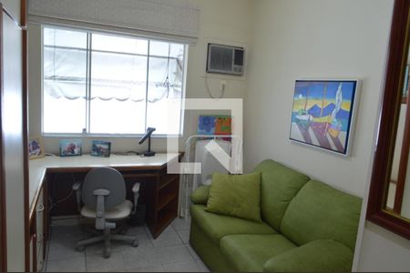 Casa de condomínio à venda com 210m², 4 quartos e 2 vagasEscritório