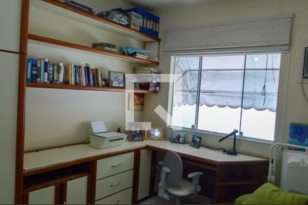 Casa de condomínio à venda com 210m², 4 quartos e 2 vagasEscritório