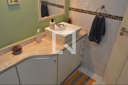 Casa de condomínio à venda com 210m², 4 quartos e 2 vagasLavabo