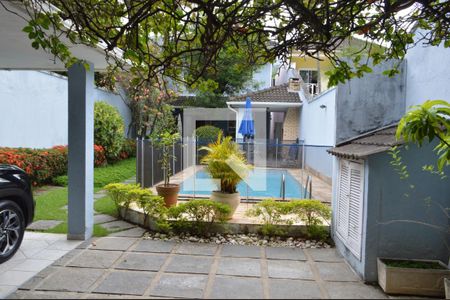 Casa de condomínio à venda com 210m², 4 quartos e 2 vagasPiscina