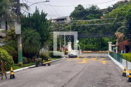 Casa de condomínio à venda com 210m², 4 quartos e 2 vagasPortaria