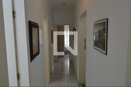 Casa de condomínio à venda com 210m², 4 quartos e 2 vagasCorredor