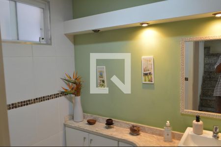 Casa de condomínio à venda com 210m², 4 quartos e 2 vagasLavabo