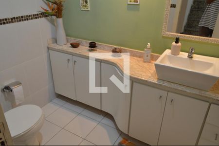 Casa de condomínio à venda com 210m², 4 quartos e 2 vagasLavabo