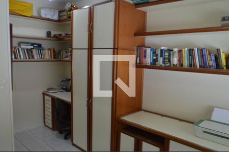 Casa de condomínio à venda com 210m², 4 quartos e 2 vagasEscritório