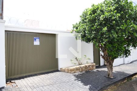 Casa para alugar com 320m², 4 quartos e 6 vagasFachada