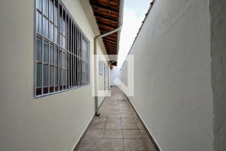 Casa para alugar com 70m², 2 quartos e 2 vagas Casa para alugar com 70m², 2 quartos e 2 vagasCorredor lateral