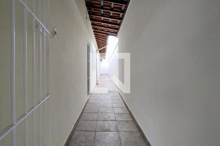 Casa para alugar com 70m², 2 quartos e 2 vagas Casa para alugar com 70m², 2 quartos e 2 vagasCorredor lateral