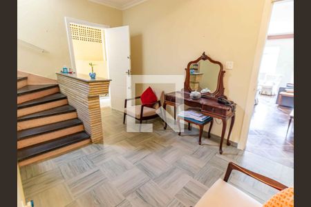 Casa à venda com 267m², 3 quartos e 1 vagaHall e Escada