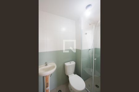 Banheiro de apartamento para alugar com 1 quarto, 24m² em Parque Maria Helena, São Paulo