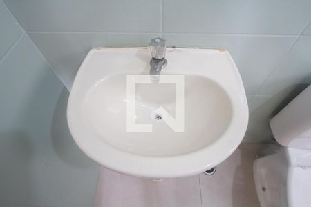 Banheiro de apartamento para alugar com 1 quarto, 24m² em Parque Maria Helena, São Paulo