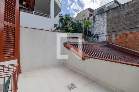 Casa à venda com 184m², 5 quartos e 4 vagas Casa à venda com 184m², 5 quartos e 4 vagasQuarto 3 - Varanda