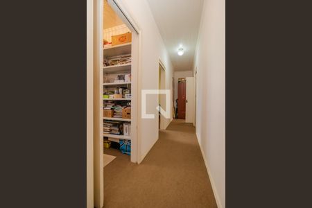 Casa à venda com 184m², 5 quartos e 4 vagas Casa à venda com 184m², 5 quartos e 4 vagasCorredor