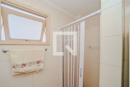 Banheiro de apartamento à venda com 1 quarto, 56m² em Passo da Areia, Porto Alegre