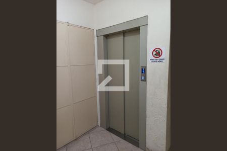 Hall Elevador de apartamento para alugar com 2 quartos, 85m² em Vila Albertina, São Paulo