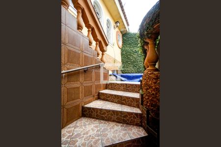 Casa à venda com 250m², 3 quartos e 2 vagas Casa à venda com 250m², 3 quartos e 2 vagasEscada de entrada