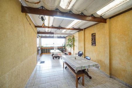 Casa à venda com 250m², 3 quartos e 2 vagas Casa à venda com 250m², 3 quartos e 2 vagasTerraço