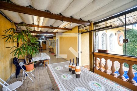 Casa à venda com 250m², 3 quartos e 2 vagas Casa à venda com 250m², 3 quartos e 2 vagasTerraço