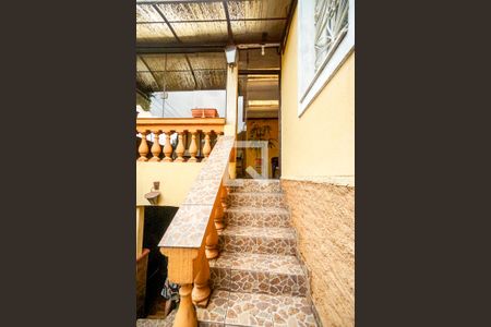 Casa à venda com 250m², 3 quartos e 2 vagas Casa à venda com 250m², 3 quartos e 2 vagasEscada de entrada