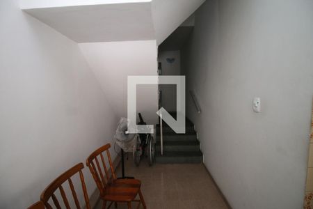 Casa à venda com 50m², 4 quartos e 2 vagasEscada de acesso 2º piso