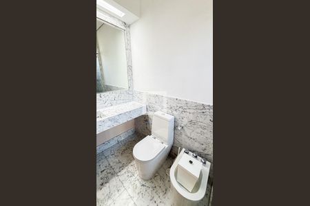 Apartamento à venda com 248m², 3 quartos e 4 vagasBanheiro da Suíte 2