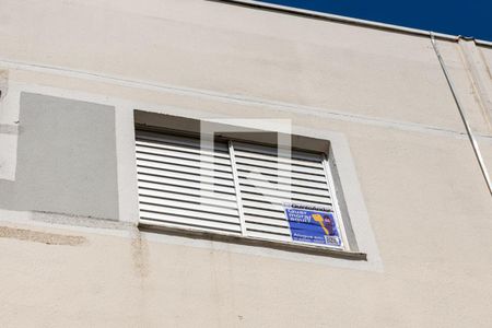 Apartamento para alugar com 42m², 2 quartos e 1 vaga Apartamento para alugar com 42m², 2 quartos e 1 vagaDetalhe do bloco-Janela do apto com placa do Quinto Andar