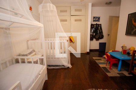 Casa à venda com 460m², 5 quartos e 4 vagasQuarto