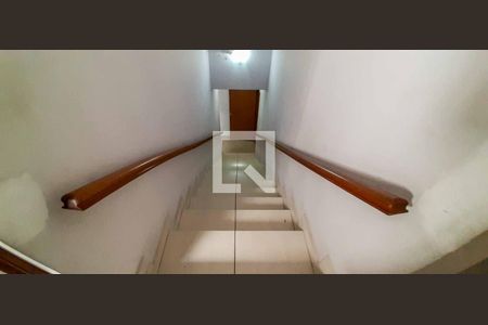 Casa à venda com 278m², 3 quartos e 4 vagas Casa à venda com 278m², 3 quartos e 4 vagasEscada