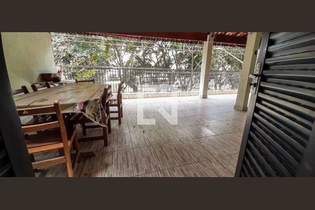 Casa à venda com 278m², 3 quartos e 4 vagas Casa à venda com 278m², 3 quartos e 4 vagasSacada do Quarto 2