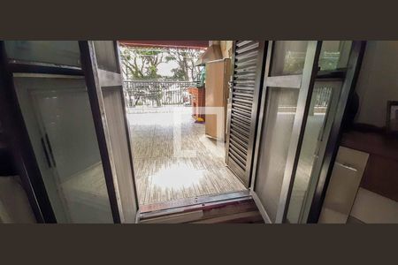 Casa à venda com 278m², 3 quartos e 4 vagas Casa à venda com 278m², 3 quartos e 4 vagasSacada do Quarto 1