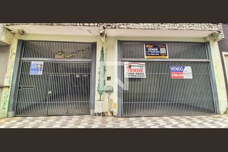 Casa à venda com 278m², 3 quartos e 4 vagas Casa à venda com 278m², 3 quartos e 4 vagasFachada da Casa