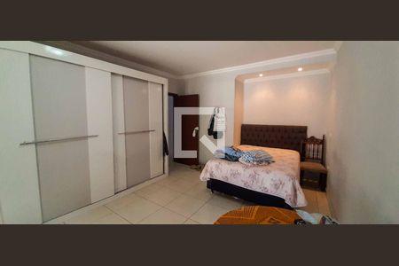 Casa à venda com 278m², 3 quartos e 4 vagas Casa à venda com 278m², 3 quartos e 4 vagasQuarto 2