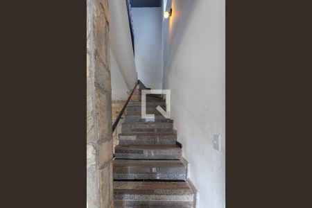 Casa à venda com 180m², 3 quartos e 6 vagasEscada