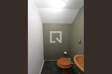 Casa para alugar com 500m², 4 quartos e 6 vagasBanheiro de serviço