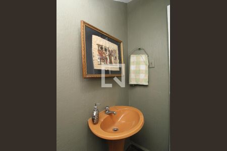 Casa para alugar com 500m², 4 quartos e 6 vagasBanheiro de serviço