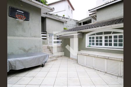 Casa para alugar com 500m², 4 quartos e 6 vagasQuintal