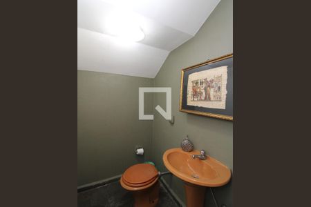 Casa para alugar com 500m², 4 quartos e 6 vagasBanheiro de serviço