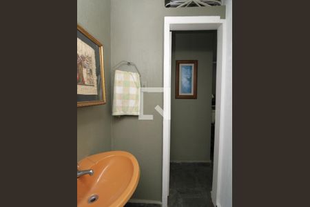 Casa para alugar com 500m², 4 quartos e 6 vagasBanheiro de serviço