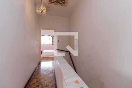 Casa à venda com 200m², 3 quartos e 2 vagasCorredor 1° andar 